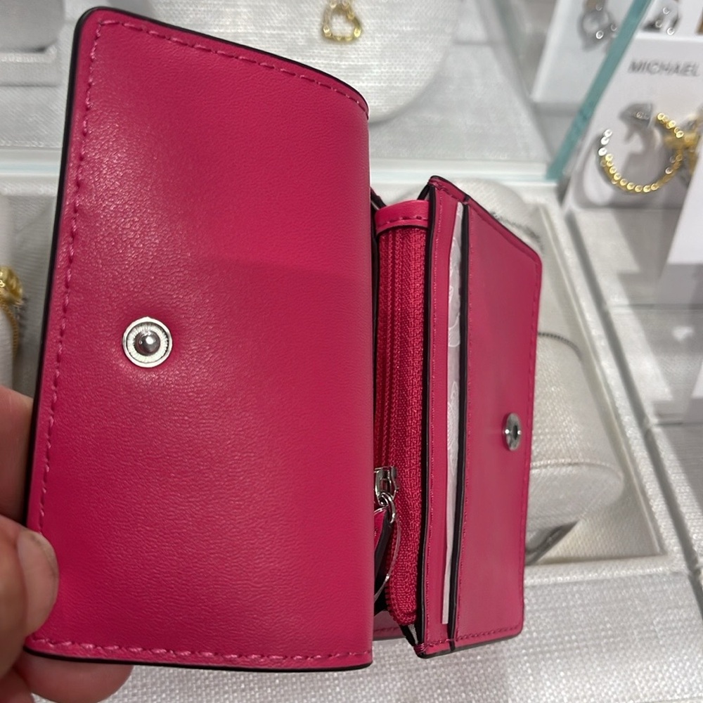 MICHAEL KORS Carson Small Pebbled Leather Flap Wallet
DRAGONFRUIT
NWT - Picture 12 of 16